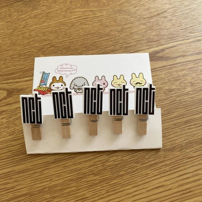 Petites pinces pour accrocher des Photocards en forme BTS/ BLACKPINK/ EXO/ GOT7/ TWICE/ TXT/ IZONE/ NCT - BEST KPOP SHOP