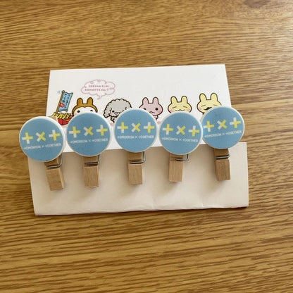 Petites pinces pour accrocher des Photocards en forme BTS/ BLACKPINK/ EXO/ GOT7/ TWICE/ TXT/ IZONE/ NCT - BEST KPOP SHOP